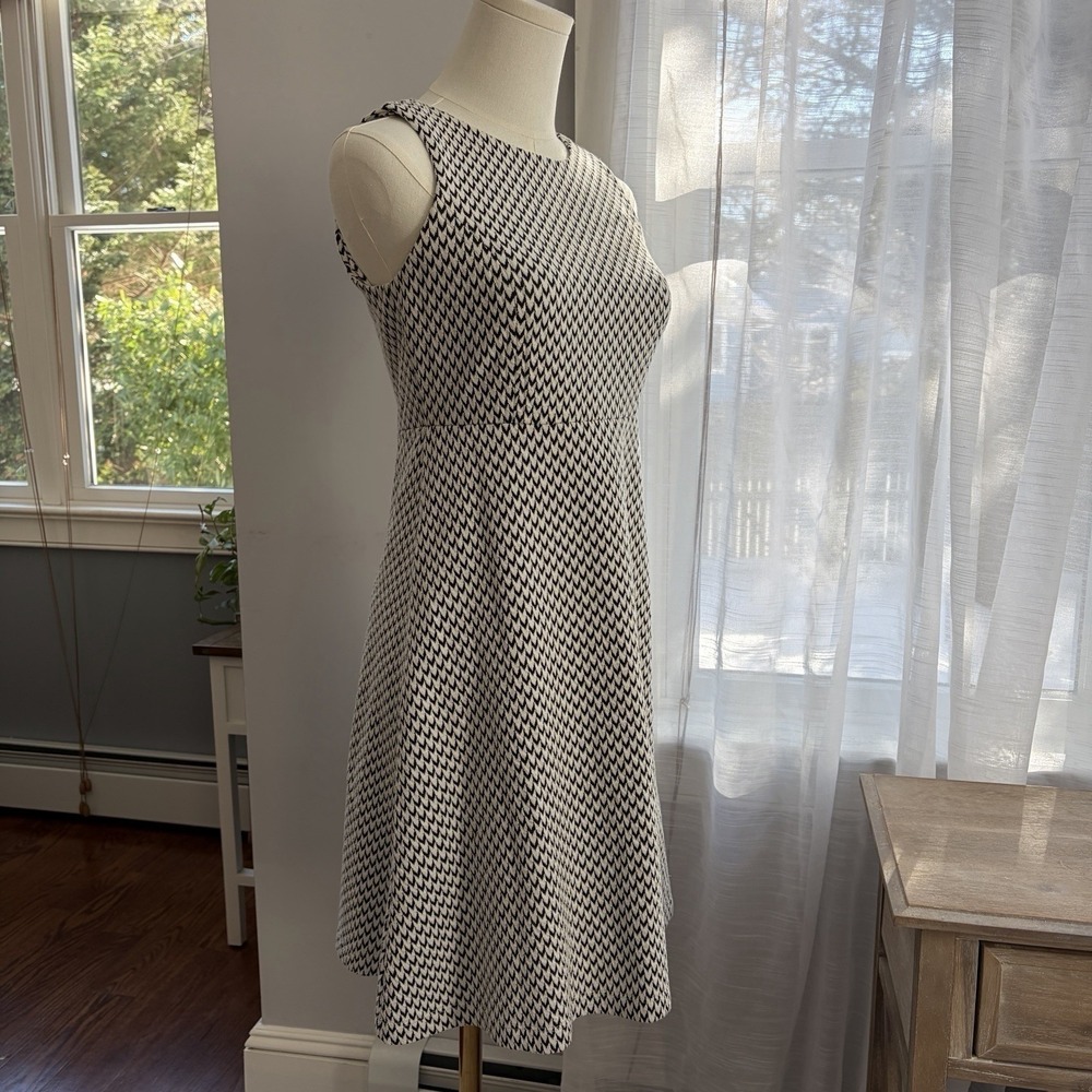 LOFT Petite Black and White Print Skater Dress Sz 2 Sleeveless Knit Mod Comfort - Picture 8 of 16